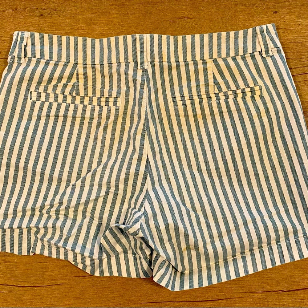 3 Pair Women’s size 8 Old Navy Everyday Shorts 5’ Inseam Gently Used - Picture 4 of 11